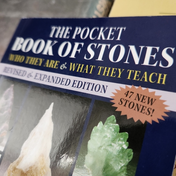 The Pocket Book of Stones - Picture 2 of 8